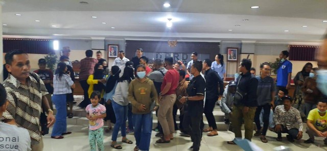 Aliansi PKL bersatu mendatangi DPRD Sintang meminta diperbolehkan lagi berjualan di kopel. Karena sejak relokasi ke Pasar Raya penghasilan menurun drastik.(Foto:Yusrizal/HI! Pontianak)