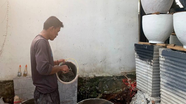 Lukman pembuat pot yang jadi saksi mata tabrakan maut di Cibubur. Foto: Rinjani/kumparan