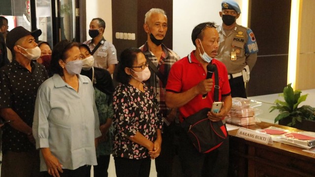 Sejumlah korban mafia tanah saat hadir dalam jumpa pers Ditreskrimsus Polda Jawa Tengah, Selasa (19/7/2022). Foto: Humas Polda Jateng
