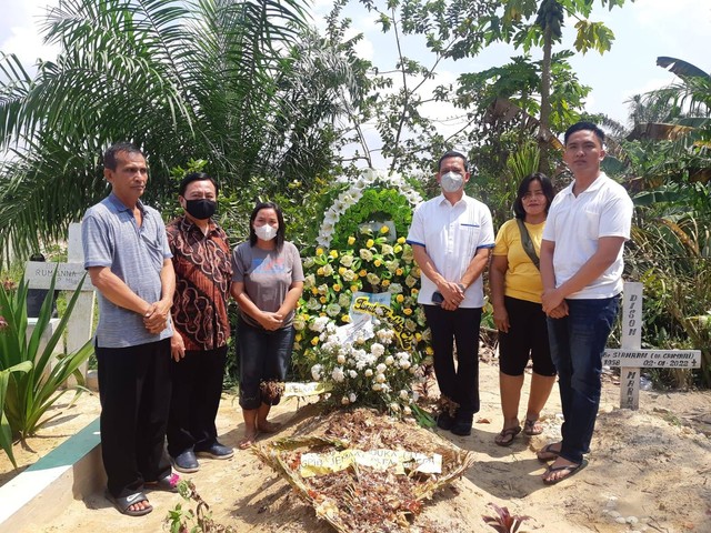 Kompolnas bersama keluarga Brigadir Yosua saat berada di pemakaman. (Foto: Istimewa)