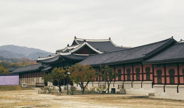 Ilustrasi marga di Korea. sumber foto : https://www.pexels.com/photo/gyeongbokgung-palace-south-korea-380707/