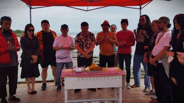 Pemain dan Kru Uti deng Keke Potong Tumpeng di Lokasi Syuting di Desa Iluta, Kecamatan Batudaa, Kabupaten Gorontalo. Selasa, (19/7). Foto: Dok banthayo