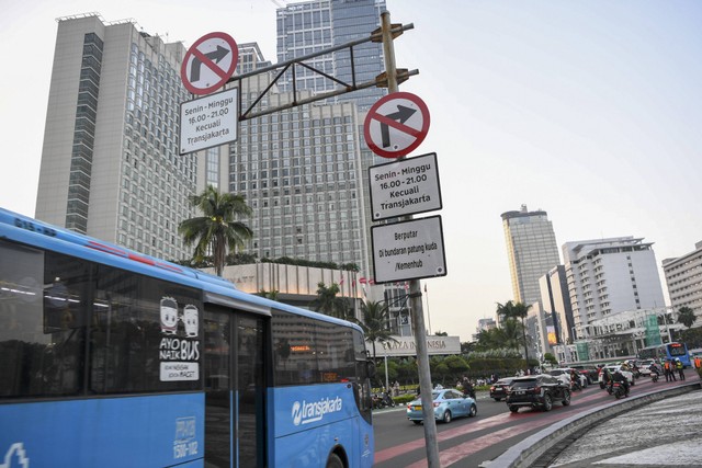 Rambu lalu lintas imbauan dilarang melintas terpasang di kawasan Bundaran Hotel Indonesia, Jakarta, Selasa (19/7/2022).