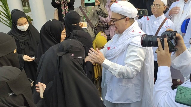 Habib Rizieq disambut keluarga saat tiba di kediamannya di Petamburan III. Foto: Twitter/@DPP_LIP