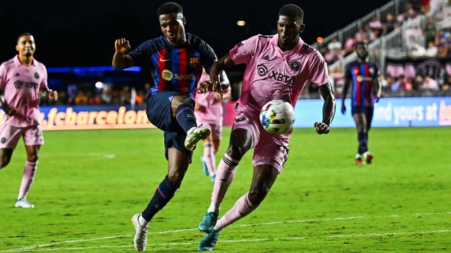 Pemain depan FC Barcelona Ansu Fati melakukan tembakan ke gawang selama pertandingan persahabatan antara Inter Miami dan FC Barcelona di Stadion DRV PNK di Fort Lauderdale, pada Selasa (19/7/2022). Foto: Chandan Khanna/AFP