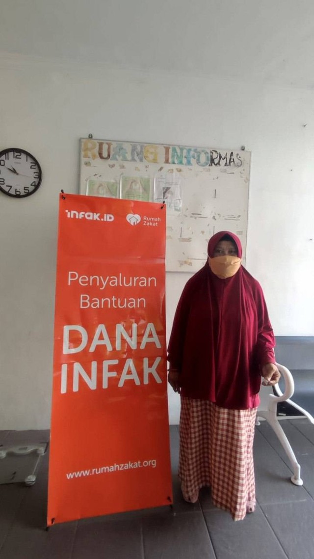 Salah seorang member klinik bernama Acih (66) datang ke Klinik kesehatan Rumah Zakat untuk melakukan pengecekan kadar gula darah. Cipinang Lontar 9/6, Jakarta.