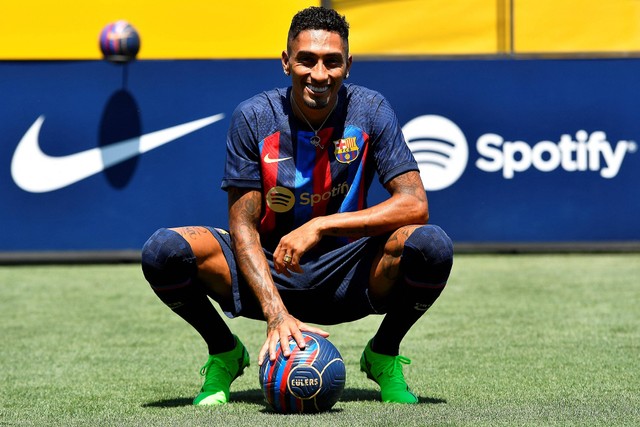 Pemain baru FC Barcelona Raphael Dias Belloli, alias Raphinha di tempat latihan Joan Gamper di Sant Joan Despi, dekat Barcelona, Jumat (15/7/2022). Foto: Pau Barrena/AFP