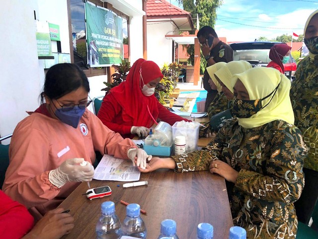 KET : Tim Medis dari PMI Luwu Utara mengadakan Pemeriksaan (screening) kepada pendonor sebelum melakukan donor darah.