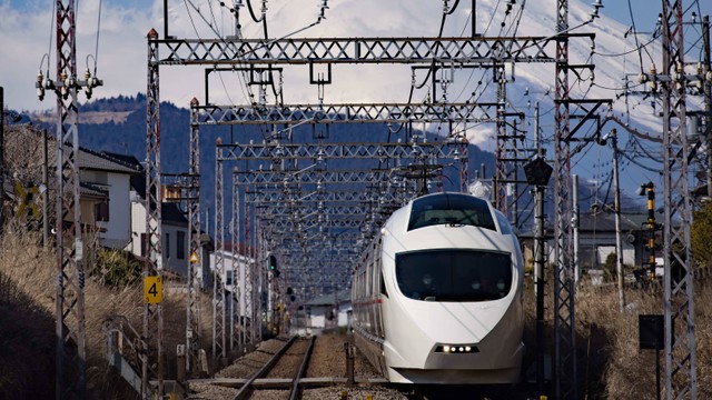 Kereta mewah Romancecars yang sedang melintas. Foto: Jumpei Hosoi/Shutterstock