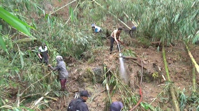 Tim gabungan mencari jenazah yang tergerus longsor di TPU Kampung Jolok, Cianjur, Rabu (20/7/2022). Foto: Dok. Istimewa