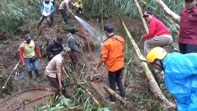 Tim gabungan mencari jenazah yang tergerus longsor di TPU Kampung Jolok, Cianjur, Rabu (20/7/2022). Foto: Dok. Istimewa