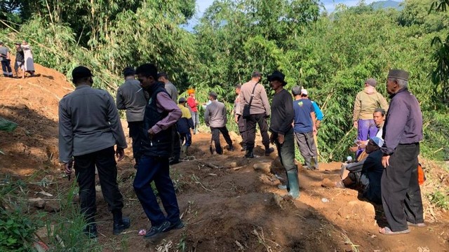 Tim gabungan mencari jenazah yang tergerus longsor di TPU Kampung Jolok, Cianjur, Rabu (20/7/2022). Foto: Dok. Istimewa