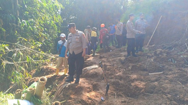 Tim gabungan mencari jenazah yang tergerus longsor di TPU Kampung Jolok, Cianjur, Rabu (20/7/2022). Foto: Dok. Istimewa