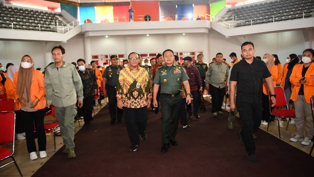Jenderal Dudung memberikan kuliah umum di Universitas Jambi. Foto: TNI AD