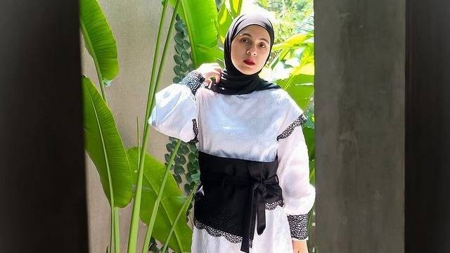 Ilustrasi outfit hijab pakai obi belt. Foto: Instagram.com/missnyctagina