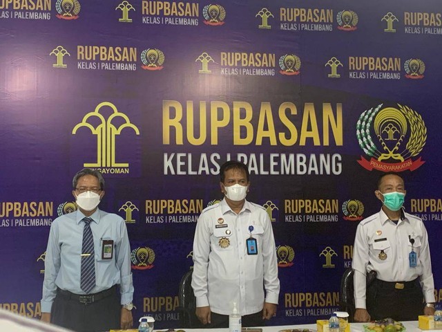 Kakanwil DJKN Sumsel, Jambi, dan Babel Surya Hadi (kiri), Kadiv PAS Kemenkumham Sumsel, Bambang Haryanto (tengah), dan Kepala Rupbasan Palembang, Parulian Hutabarat (kanan).