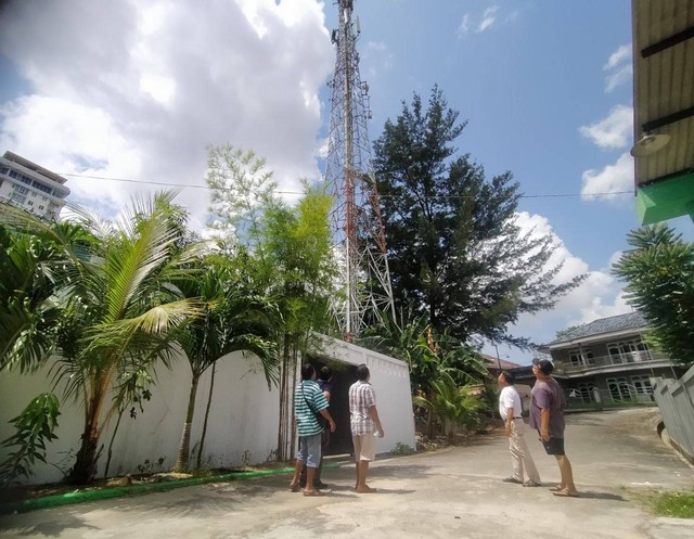 Warga Perum Baloi Kusuma Minta Tower Tua Milik Indosat Dibongkar. (Foto: Juna/Batamnews)