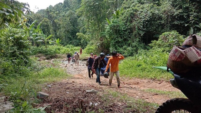 Seorang warga yang sakit ditandu ke Puskesmas dengan cara berjalan kaki sejauh 12 kilometer di Desa Lenggo, Kabupaten Polewali Mandar, Sulawesi Barat. Foto: Dok. Istimewa