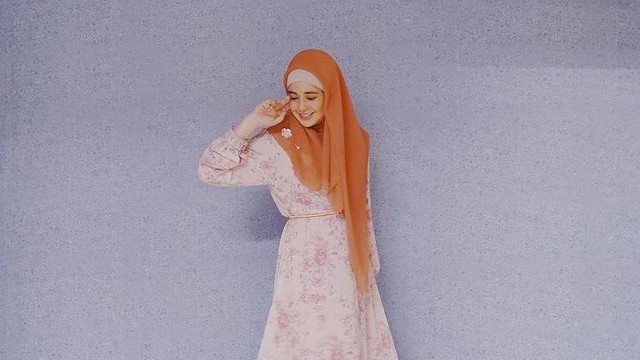 Ilustrasi potret outfit hijab ala Risty Tagor. Foto: Instagram.com/ristytagor