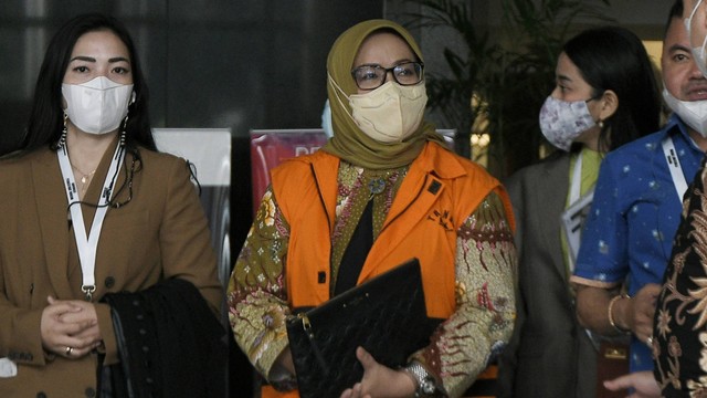 Bupati Bogor nonaktif Ade Yasin (tengah) berjalan keluar menuju mobil tahanan usai pemeriksaan di gedung KPK, Jakarta, Rabu (20/7/2022). Foto: Fakhri Hermansyah/ANTARA FOTO