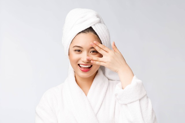 Ilustrasi perempuan pakai toner. Foto: Mix and Match Studio/Shutterstock