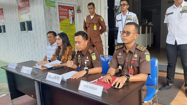 Konferensi pers Kejari Bintan mengenai penetapan tersangka korupsi pengadaan lahan TPA di Tanjunguban. Foto: Ismail/kepripedia.com