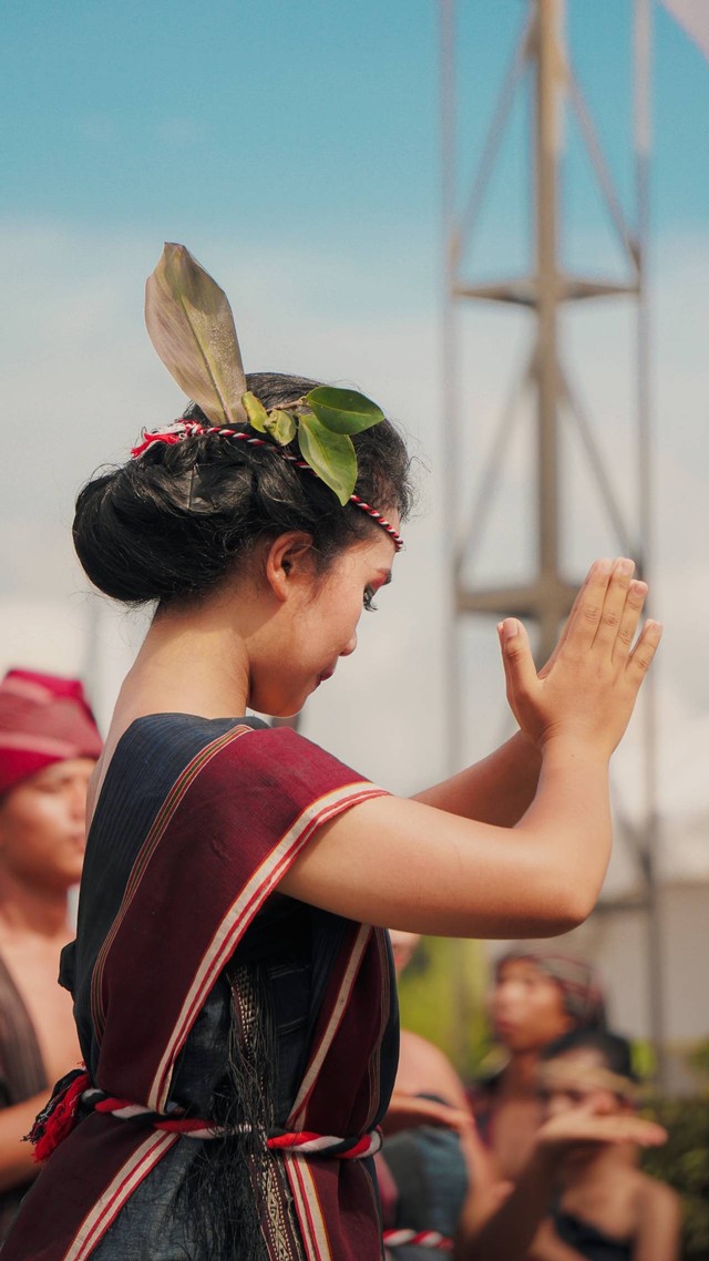 Ilustrasi perempuan Suku Batak yang sedang menari. Foto: Leo M Sagala/Shutterstock