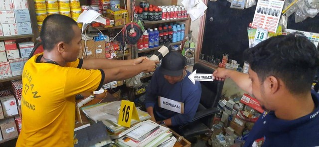 Tersangka memperagakan saat membunuh korban menggunakan pipa besi. (Foto: Yusrizal/Hi! Pontianak)