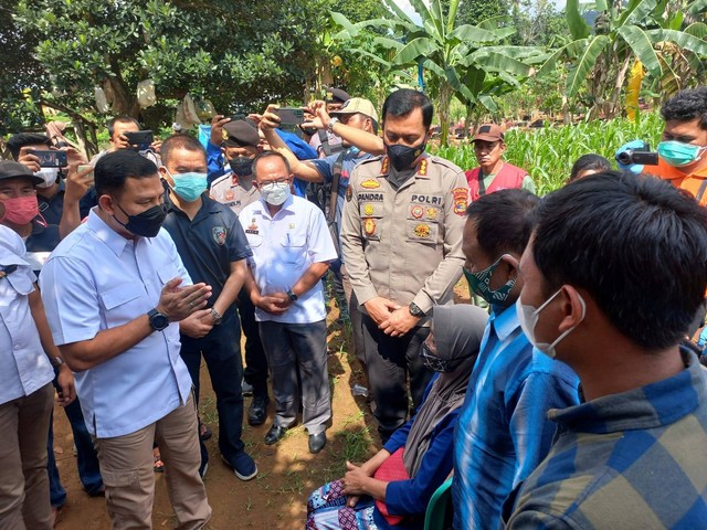 Direktur Reserse Kriminal Umum Kombes Pol Reynold Elisa Hutagalung saat menemui keluarga korban. | foto: Sinta Yuliana/Lampung Geh