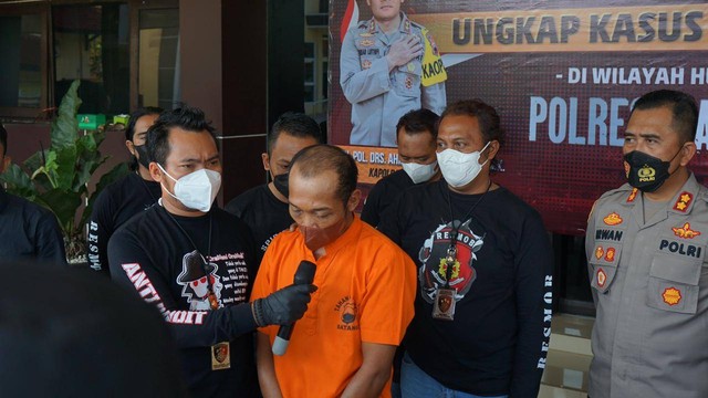 Konpers Polres Batang terkait kasus penemuan mayat di dalam karung. Foto: Dok. Istimewa