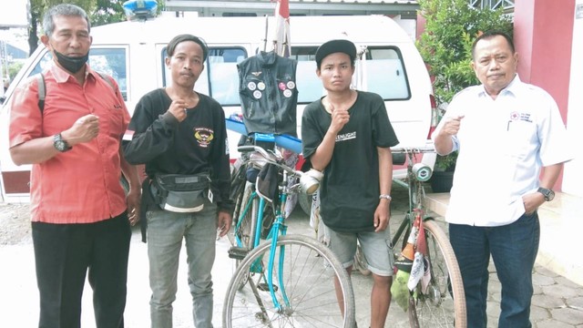 Aryoto (29) dan Hafis (16), warga asal Desa Kemurang Wetan Kecamatan Tanjung, Kabupaten Brebes, melakukan perjalanan ke Kediri, Jawa timur dengan bersepeda.