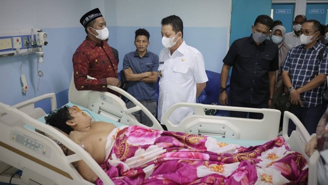 Pj Gubernur Aceh (baju putih) bersama Ketua DPR Aceh menjenguk warga yang sakit saat melakukan inspeksi mendadak ke RSUDZA Banda Aceh. Foto: Abdul Hadi/acehkini   