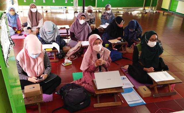 Segenap guru fasilitator dan pengelola Sekolah Alam Gaharu sedang menyimak materi pelatihan. Foto: dokumen pribadi.