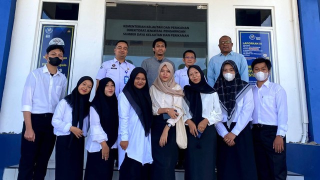 Para mahasiswa, dosen dan pegawai PSDKP Lampulo, Banda Aceh. Foto: dok. Wan Kapai