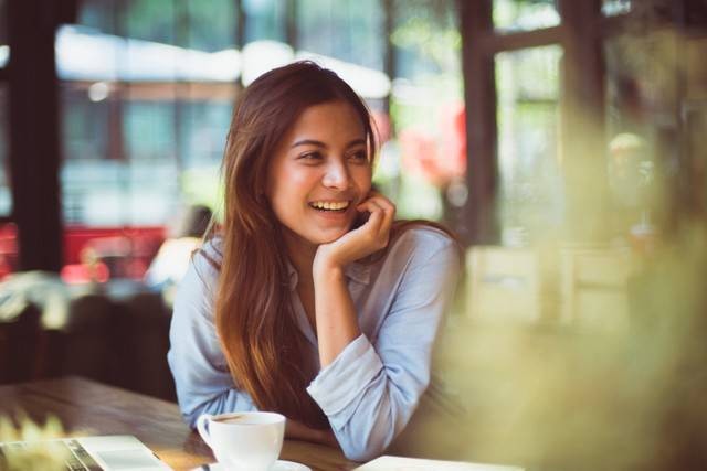 Ilustrasi perempuan ceria. Foto: Shutterstock