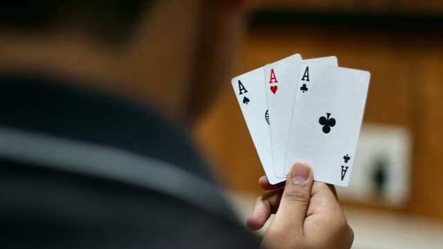 Ilustrasi cara bermain poker. Foto: Unsplash