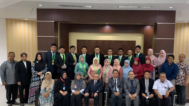 Para dokter spesialis yang baru lulus bersama civitas akademika. Foto: dok. FK USK