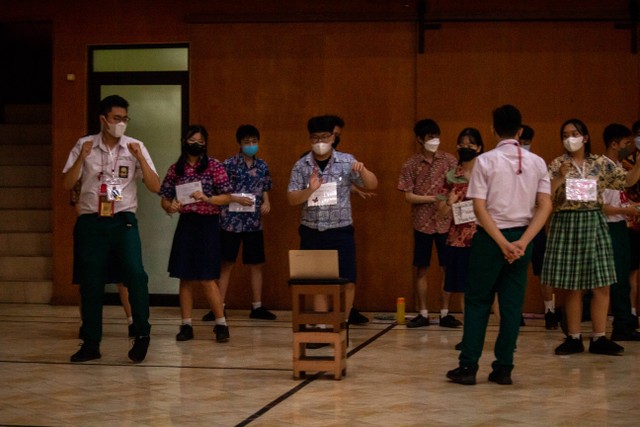 Interaksi PK (Pendamping Kelas) dengan para murid baru kelas 10. Cr : foto asli hasil karya panitia divisi publikasi dokumentasi