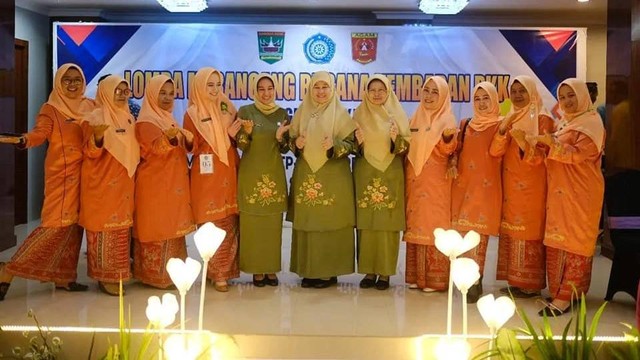 dr. Dian Puspita Fadly Amran, Sp, JP (keempat dari kiri) kenakan Baju Basiba bermotif Kaluak Paku saat Fashion Show Lomba Merancang Busana Kembaran PKK Program Pokja III, di Hall Hotel Sakura, Lubuk Basung, Kabupaten Agam, Sumatera Barat, Rabu 20 Juli 2022. Foto: Humas