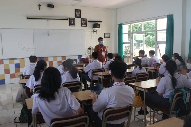 Interkasi antara WK (Wali Kelas) dan murid baru kelas 10. Cr : foto asli hasil karya panitia divisi publikasi dokumentasi