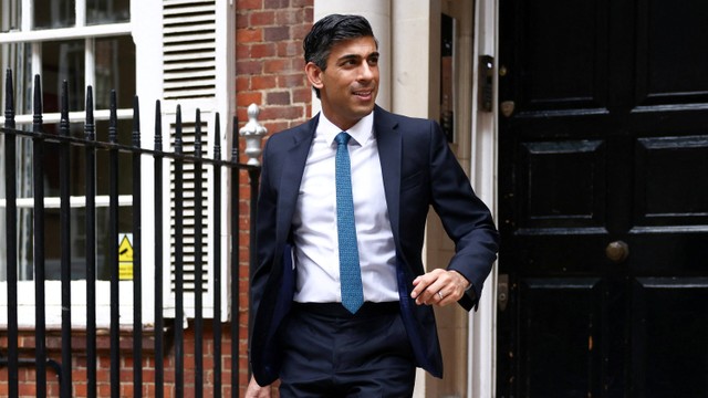 Kandidat pemimpin konservatif Rishi Sunak meninggalkan gedung perkantoran di London, Inggris. Foto: Henry Nicholls/REUTERS