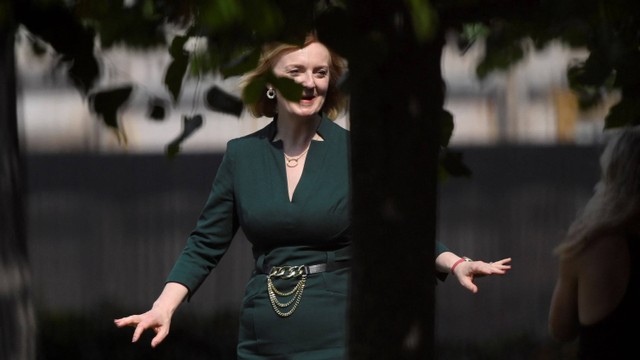 Menteri Luar Negeri Inggris dan kandidat kepemimpinan Konservatif Liz Truss di dekat gedung Parlemen, di London, Inggris. Foto: Toby Melville/REUTERS