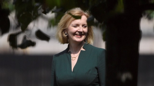 Menteri Luar Negeri Inggris dan kandidat kepemimpinan Konservatif Liz Truss di dekat gedung Parlemen, di London, Inggris. Foto: Toby Melville/REUTERS