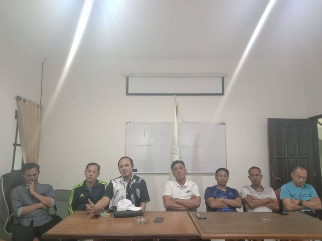 Ketua PBSI Kota Malang, Heri Mursid Brotosejati (baju hitam putih) dalam konferensi pers jelang Piala Wali Kota Malang Kalindra Open 2022 (M Sholeh)