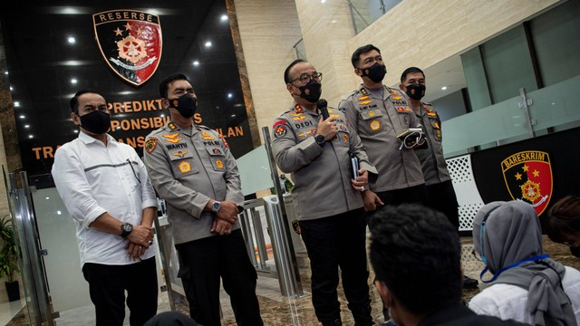 Kadivhumas Polri Irjen Pol Dedi Prasetyo (tengah) bersama Kadiv TIK Polri Irjen Pol Slamet Uliandi (kedua kanan), saat konferensi pers di Bareskrim Mabes Polri, Jakarta, Rabu (20/7/2022). Foto: Sigid Kurniawan/Antara Foto