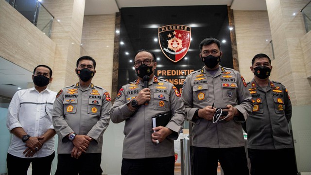 Kadivhumas Polri Irjen Pol Dedi Prasetyo (tengah) bersama Kadiv TIK Polri Irjen Pol Slamet Uliandi (kedua kanan), konferensi pers di Bareskrim Mabes Polri, Jakarta, Rabu (20/7/2022). Foto: Sigid Kurniawan/ANTARA FOTO