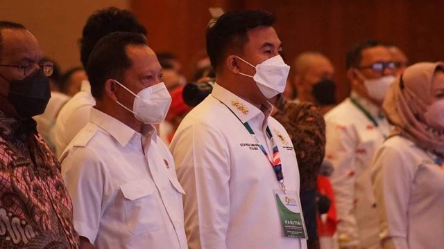 Mendagri Tito Karnavian dan Ketua APKASI Sutan Riska Tuanku Kerajaan saat menghadiri Apkasi Otonomi Expo (AOE) 2022 di di Jakarta Convention Center Senayan, Rabu (20/7). dok  Foto: APKASI