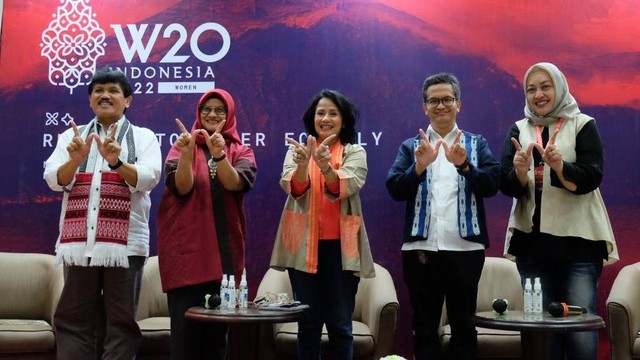 Co-Chair of W20, Dian Siswarini (kedua kiri) dan Chairwoman of W20 Hadriani Uli Silalahi (tengah) menghadiri W20 Summit di Tepi Danau Toba, Parapat, Simalungun, Sumut, pada Selasa (19/07/2022). Foto: W20