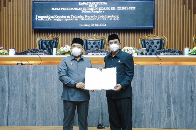 DPRD Kota Bandung Setujui Raperda Pertanggungjawaban APBD 2021 (90405)