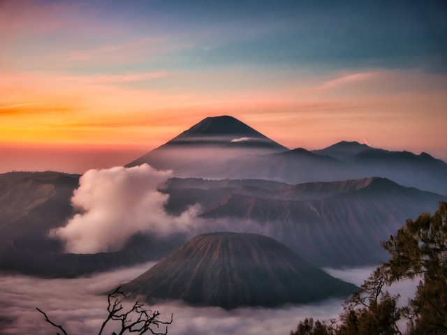 Gunung Tercantik di Indonesia, https://unsplash.com/@fnhaven